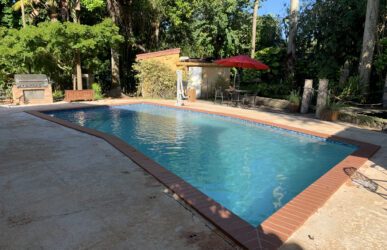 pool with tanning leadge