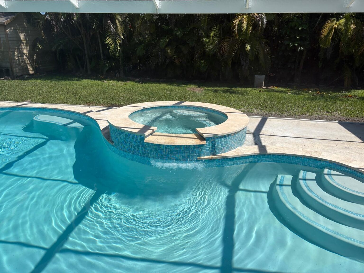 Pool with round raised spa